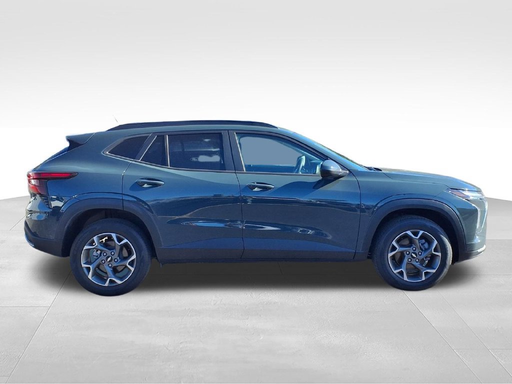 Used 2025 Chevrolet Trax LT FWD image 8