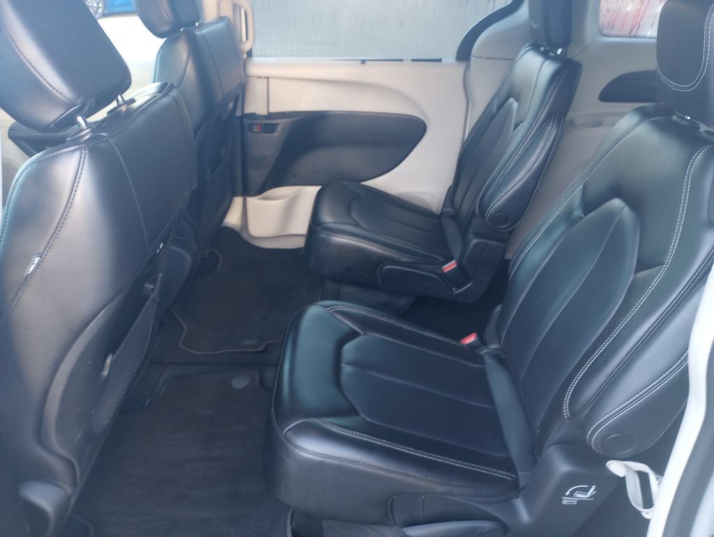 Used 2023 Chrysler Pacifica Touring-L FWD image 17