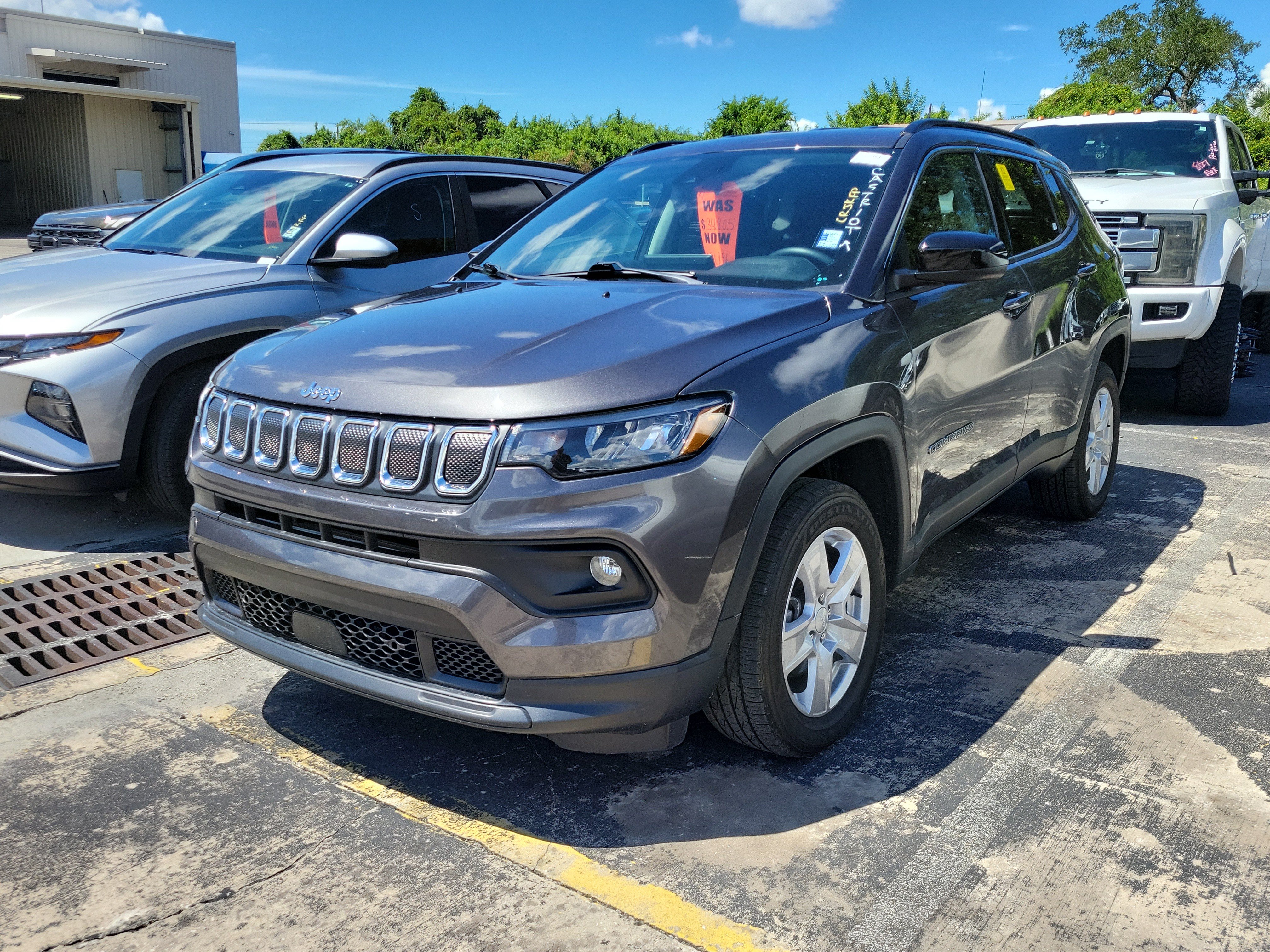Used 2022 Jeep Compass Latitude w/ Convenience Group AWD/4WD image 3