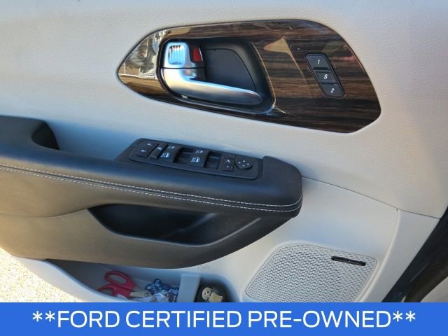 Used 2023 Chrysler Pacifica Limited w/ Uconnect Theater Family Group image 9