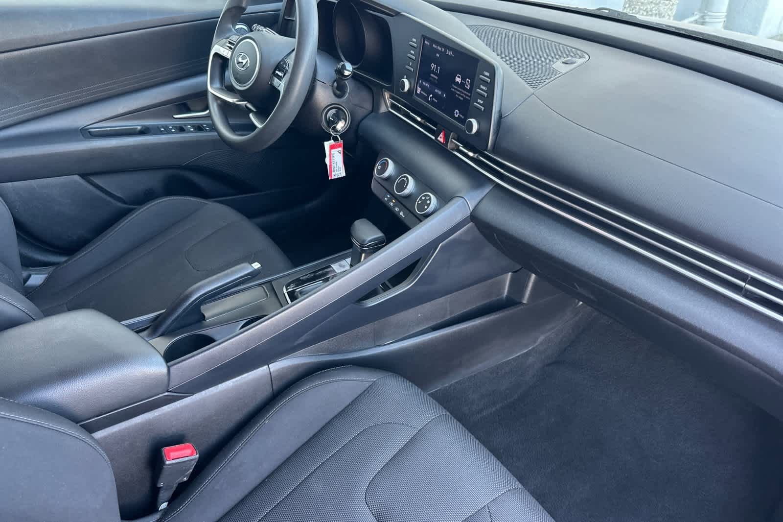 Used 2022 Hyundai Elantra SE FWD image 15