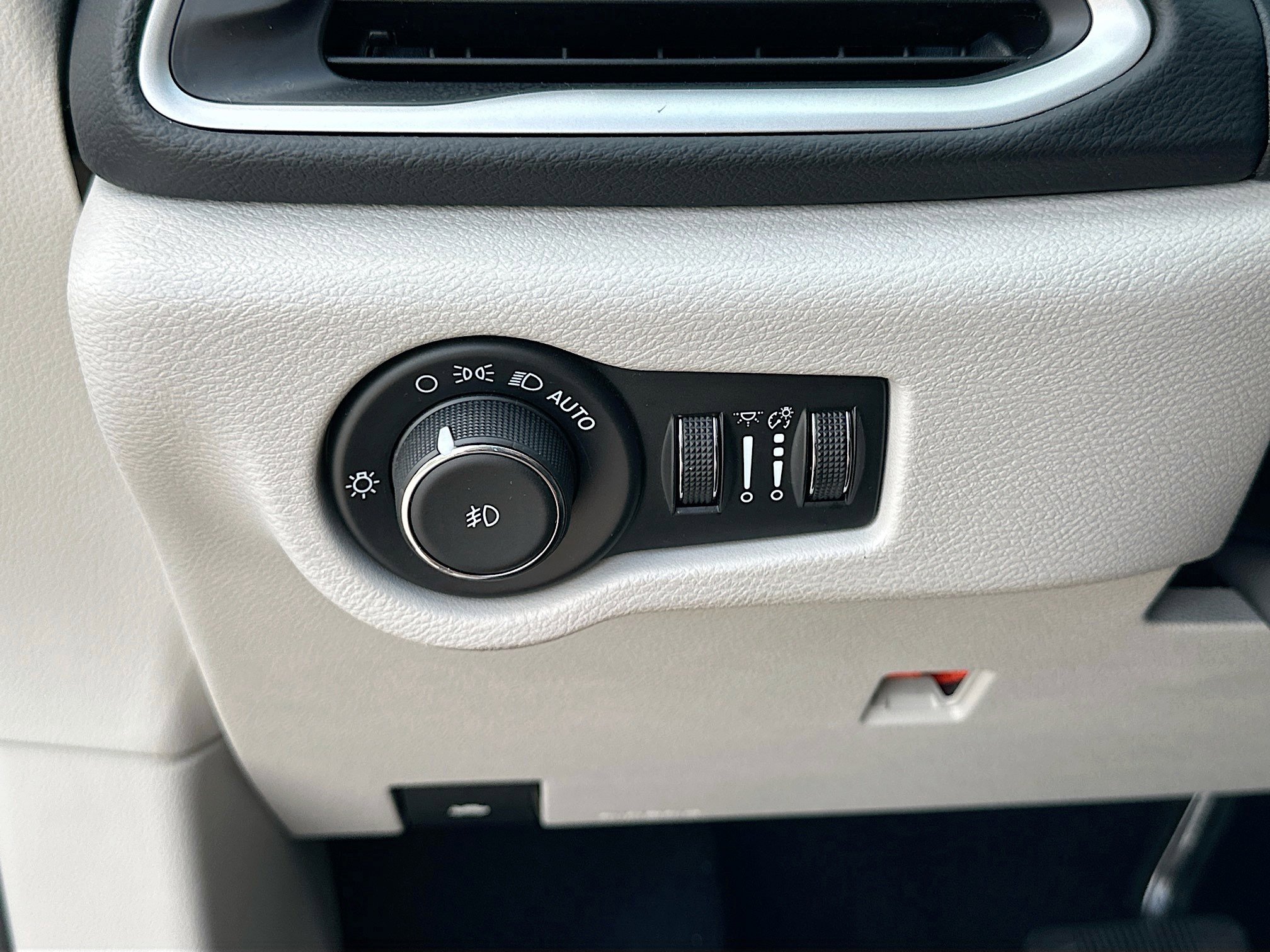 Used 2023 Chrysler Pacifica Touring-L FWD image 10