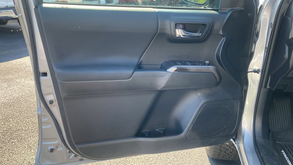 Used 2018 Toyota Tacoma TRD Sport w/ Technology Package RWD image 17