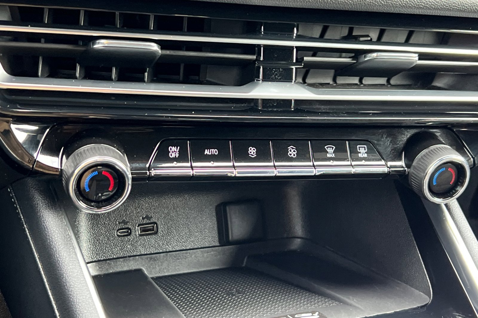 Used 2024 Chevrolet Traverse LT image 22