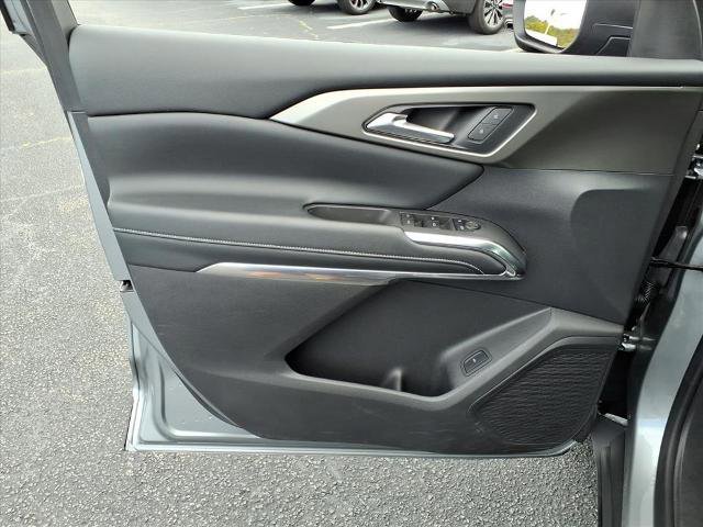 Used 2025 Chevrolet Traverse LT image 11