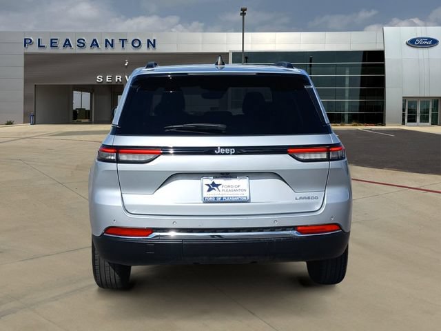 Used 2024 Jeep Grand Cherokee Laredo RWD image 4