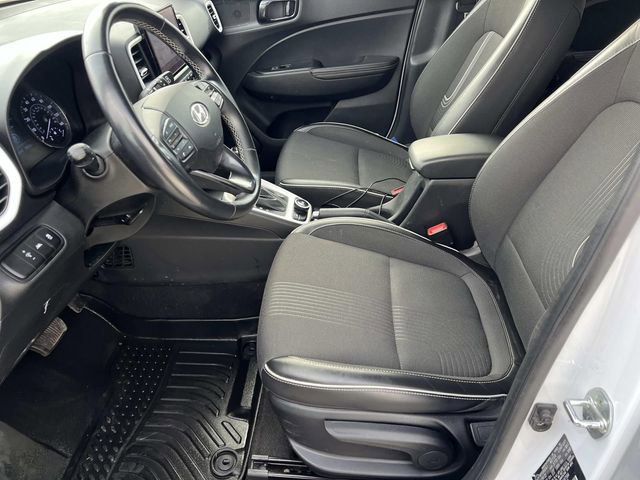 Used 2022 Hyundai Venue Limited image 16