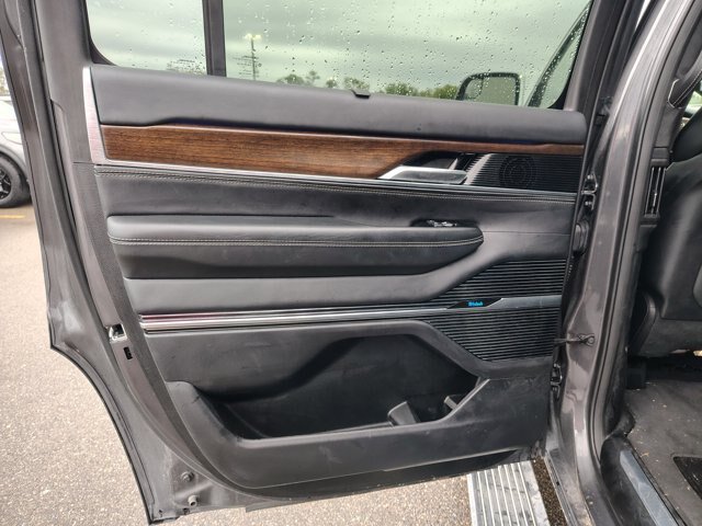 Used 2023 Jeep Grand Wagoneer Series II AWD/4WD image 12