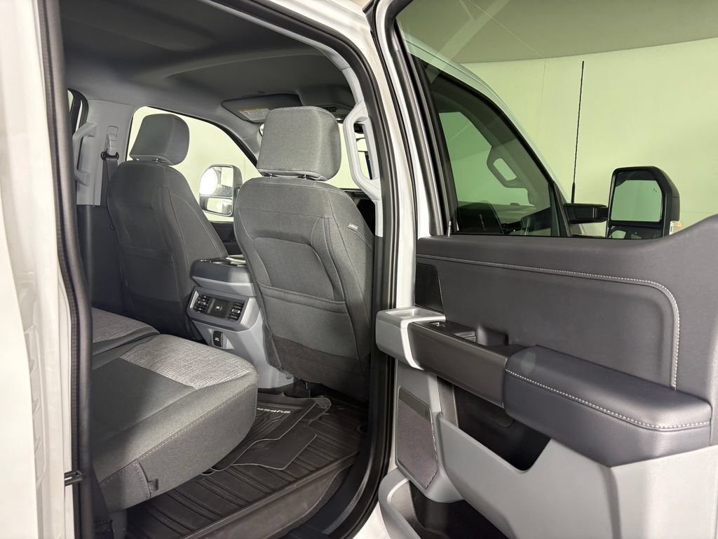 Certified 2025 Ford F250 XLT w/ Black Appearance Package AWD/4WD image 31