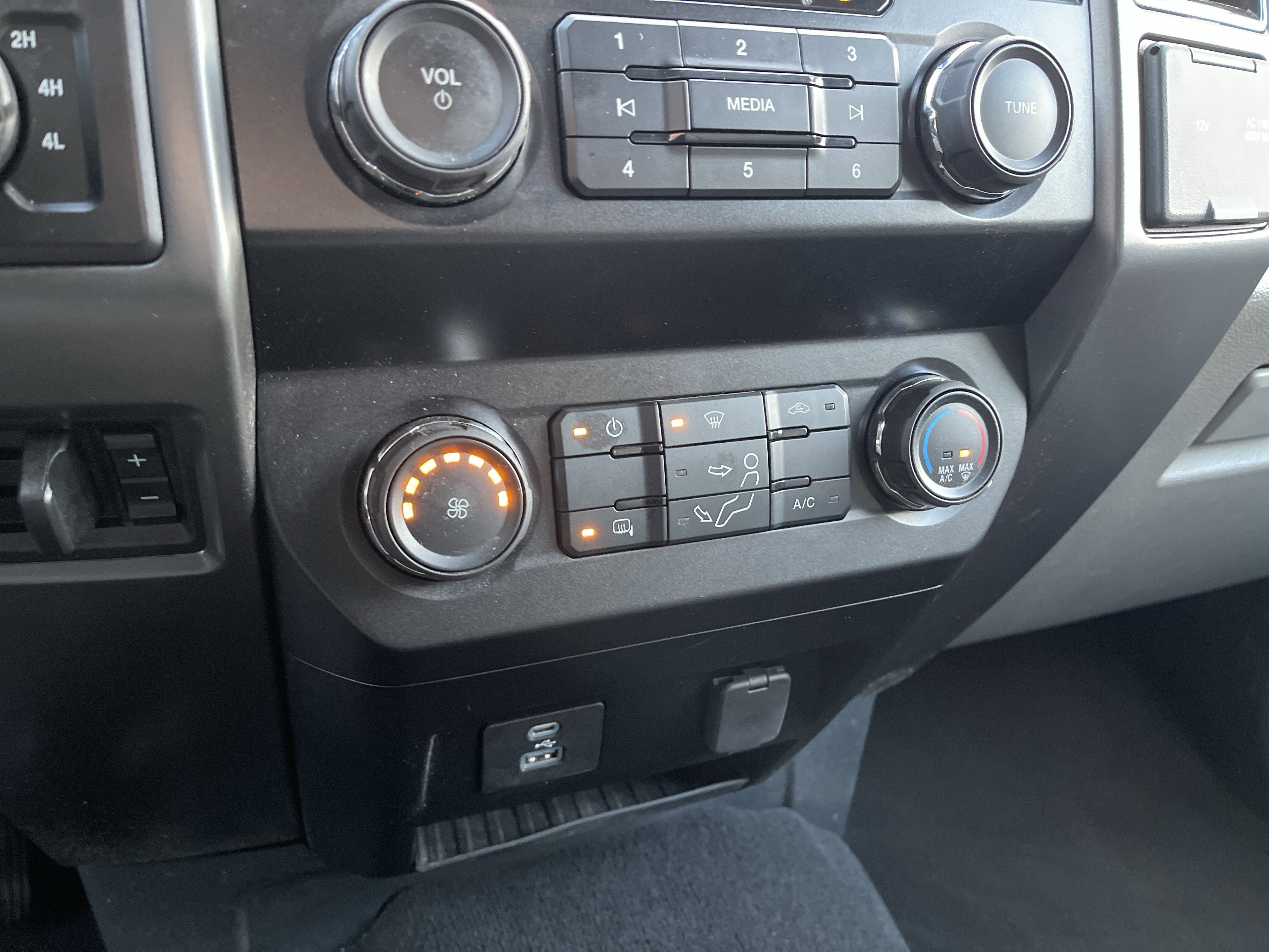 Certified 2022 Ford F250 XLT w/ Snow Plow Prep Package image 18