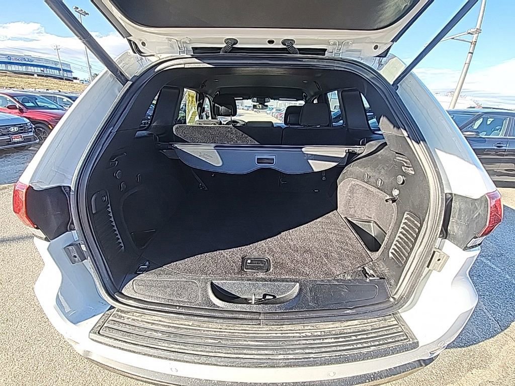 Used 2019 Jeep Grand Cherokee Laredo image 20