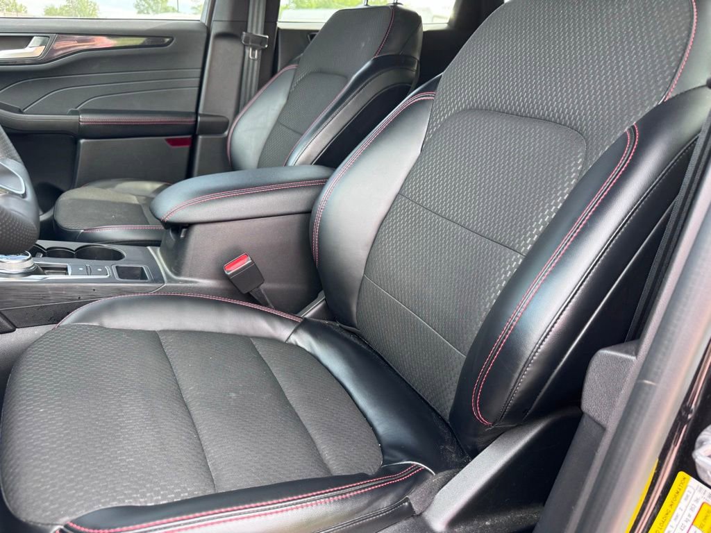 Certified 2023 Ford Escape ST-Line w/ Tech Pack #1 AWD/4WD image 9