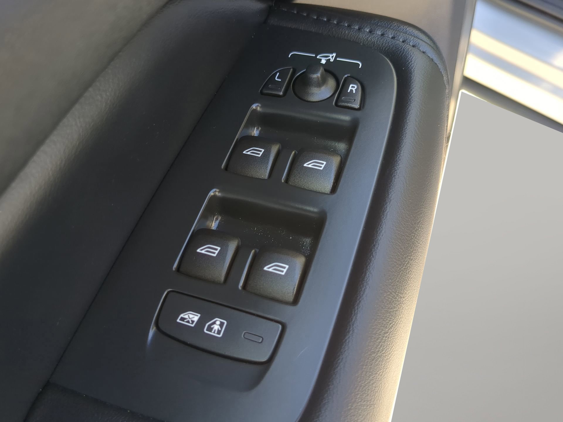 Used 2025 Volvo XC60 B5 Plus image 47