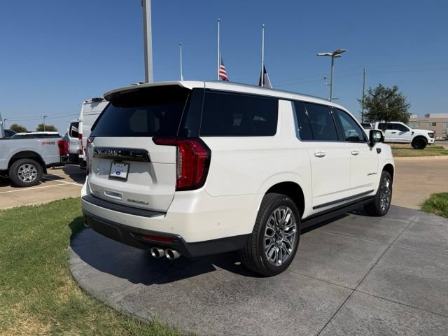 Used 2023 GMC Yukon XL Denali Ultimate AWD/4WD image 7