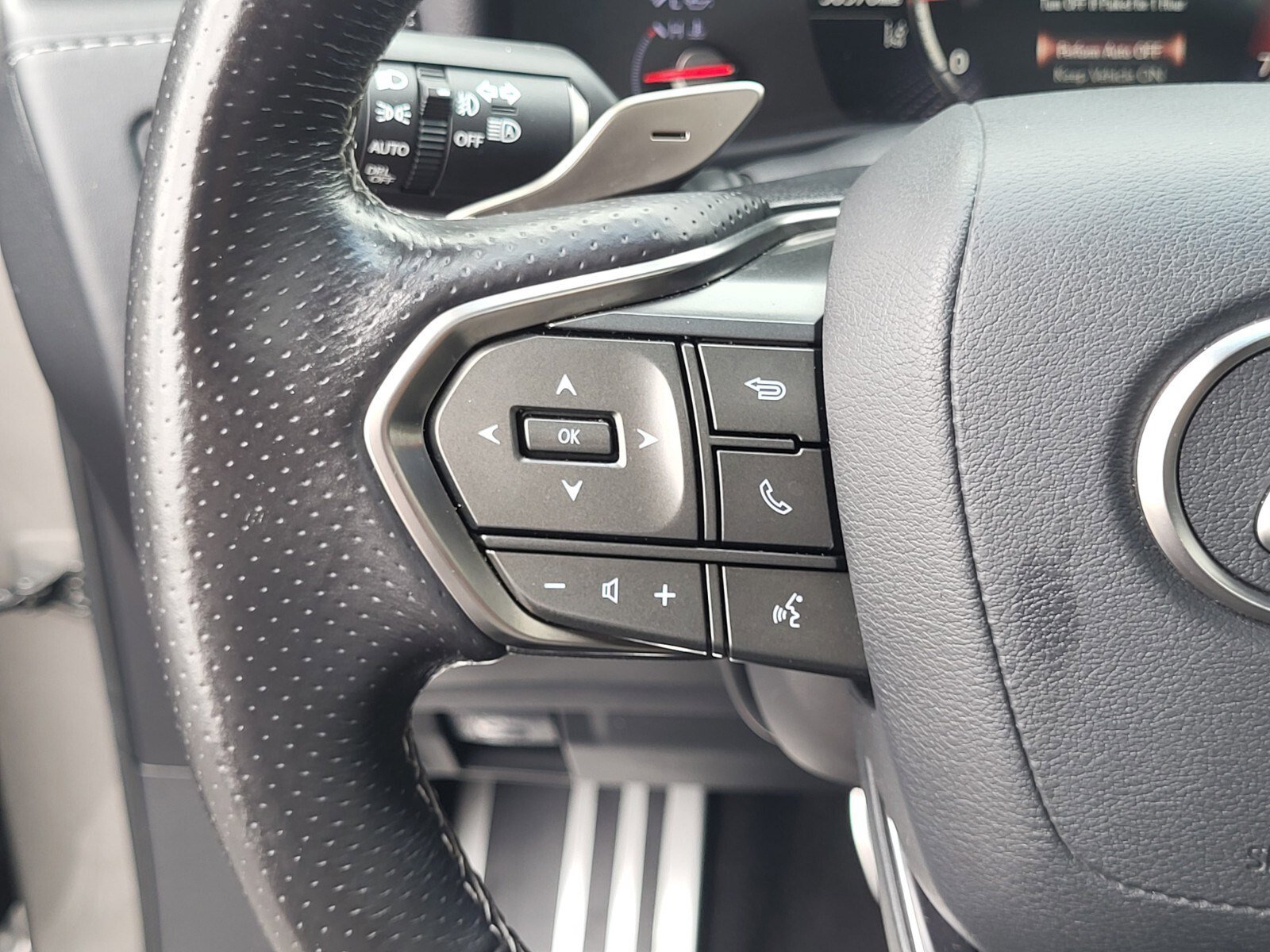 Used 2023 Lexus LX 600 F Sport w/ Accessory Package (Z1) AWD/4WD image 29