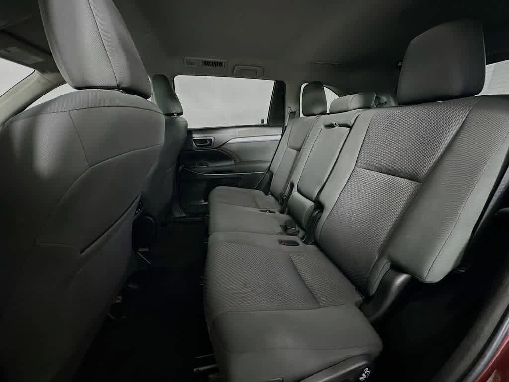 Used 2018 Toyota Highlander LE w/ Carpet Mat Package (TMS) AWD/4WD image 14