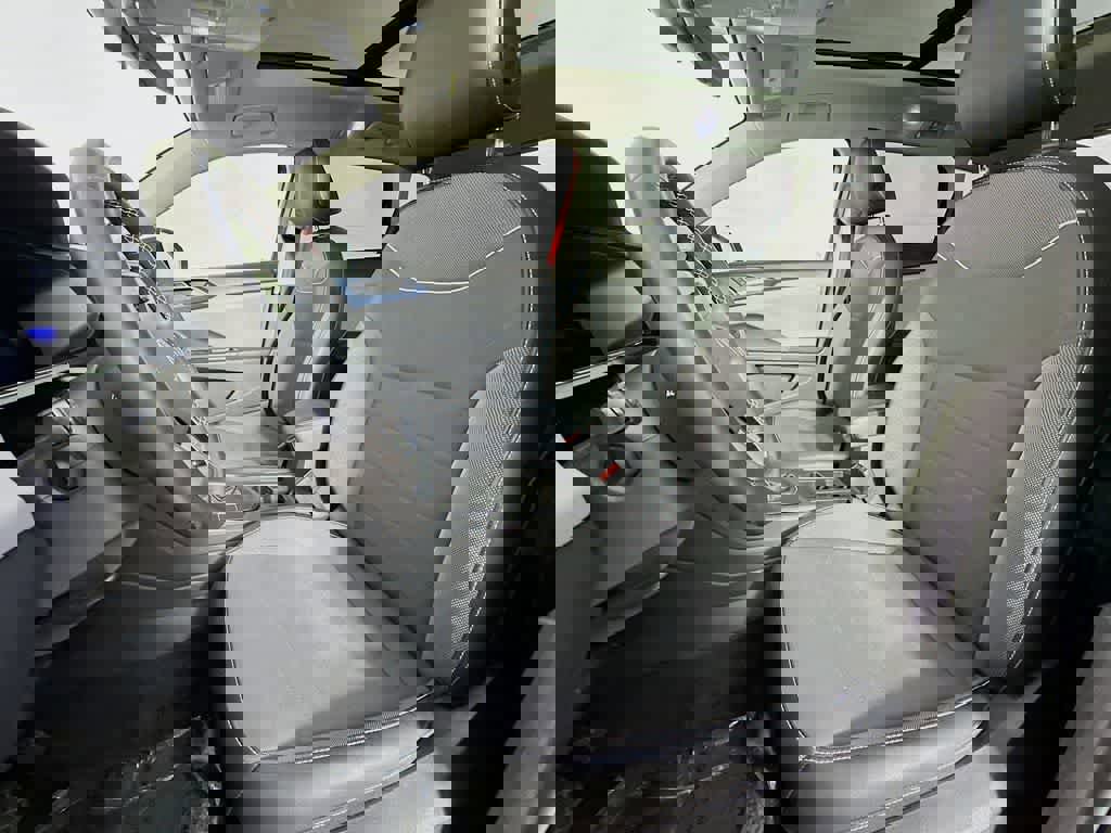 Used 2023 Volkswagen Taos SE w/ Panoramic Sunroof Package image 12