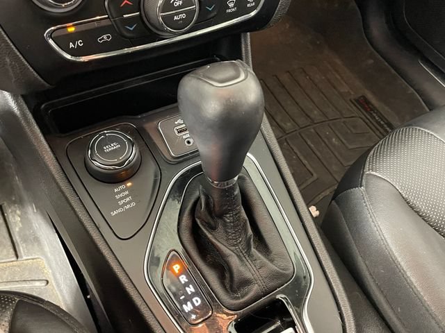 Used 2019 Jeep Cherokee Limited w/ Luxury Group AWD/4WD image 9