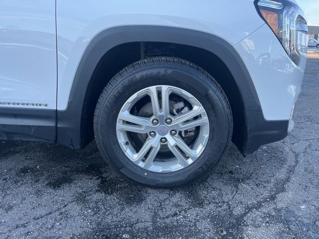 Used 2024 GMC Terrain SLE image 2