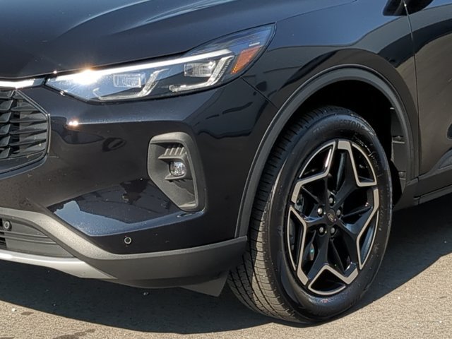 Certified 2026 Ford Escape Platinum w/ Premium Technology Package AWD/4WD image 9