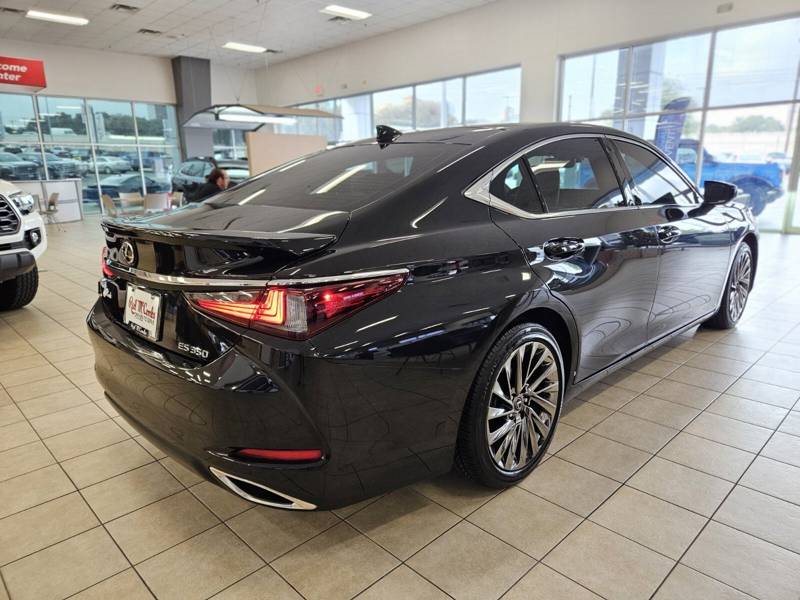 Used 2025 Lexus ES 350 Ultra Luxury image 2