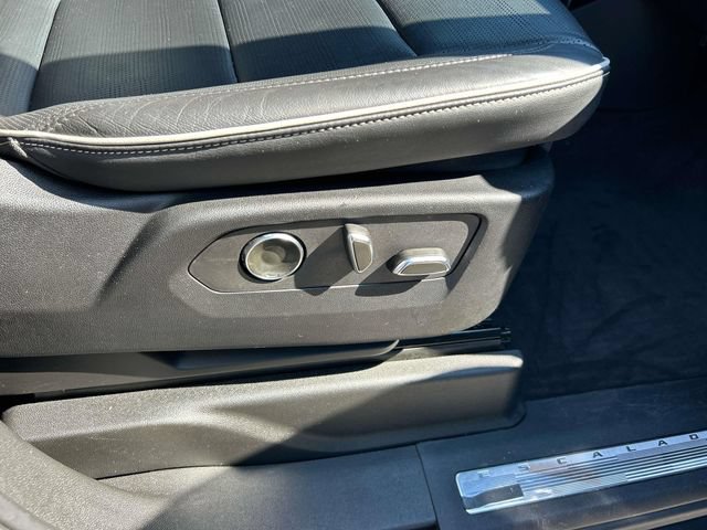 Used 2024 Cadillac Escalade ESV Premium Luxury w/ Performance Package AWD/4WD image 26