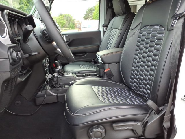 Used 2024 Jeep Wrangler Unlimited Sahara w/ Technology Group AWD/4WD image 3
