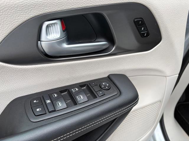 Used 2024 Chrysler Pacifica Touring-L image 11
