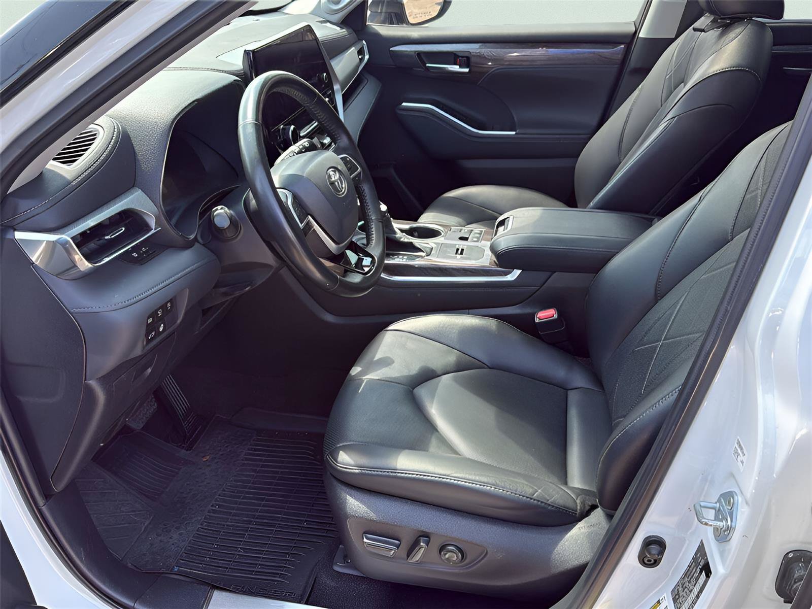 Used 2023 Toyota Highlander Platinum FWD image 2