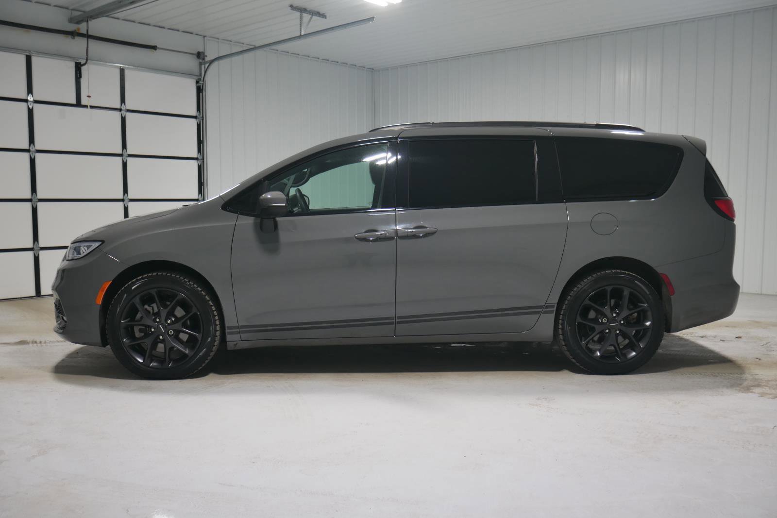 Used 2023 Chrysler Pacifica Touring-L w/ S Appearance Package image 2