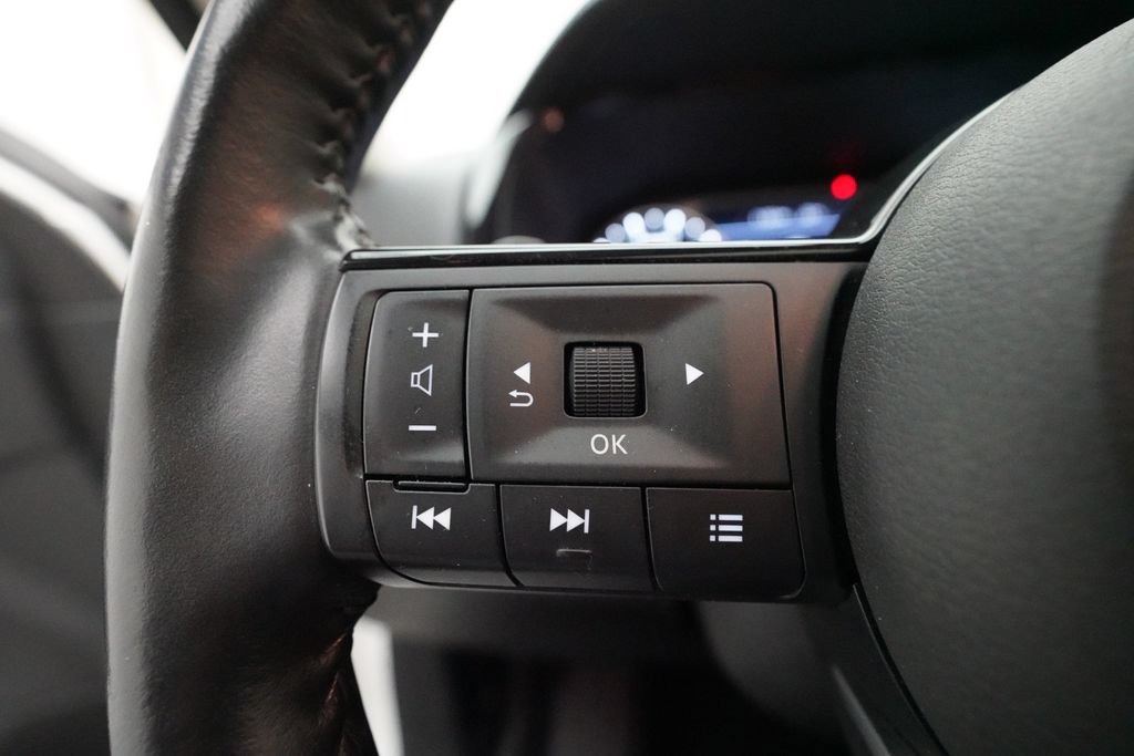 Used 2022 Nissan Pathfinder SV AWD/4WD image 18