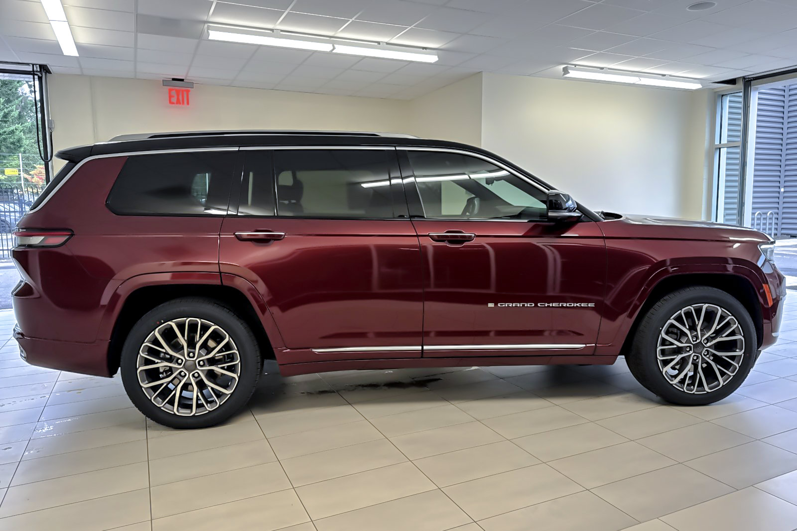 Used 2021 Jeep Grand Cherokee L Summit AWD/4WD image 3