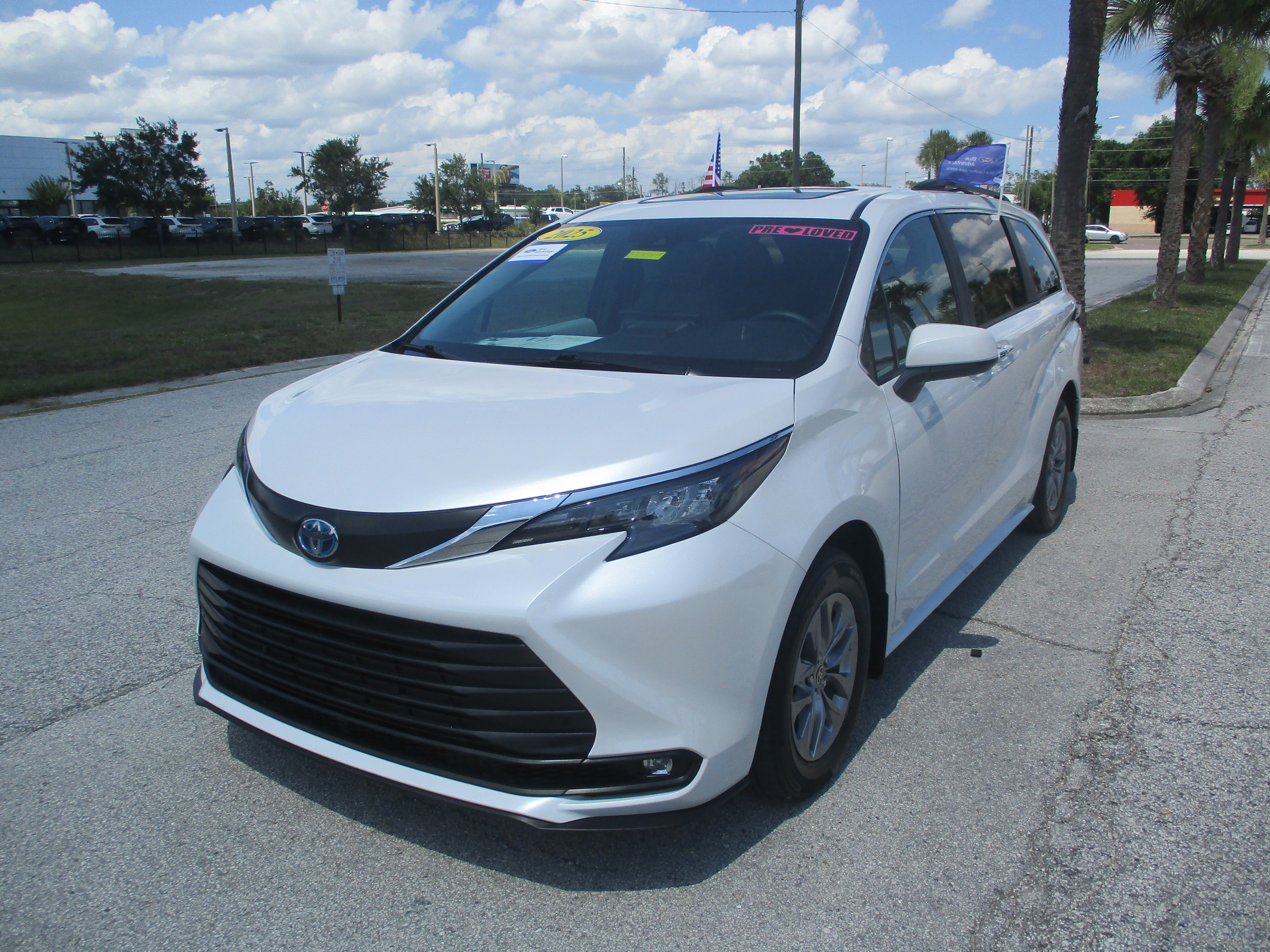 Used 2025 Toyota Sienna XLE FWD image 3