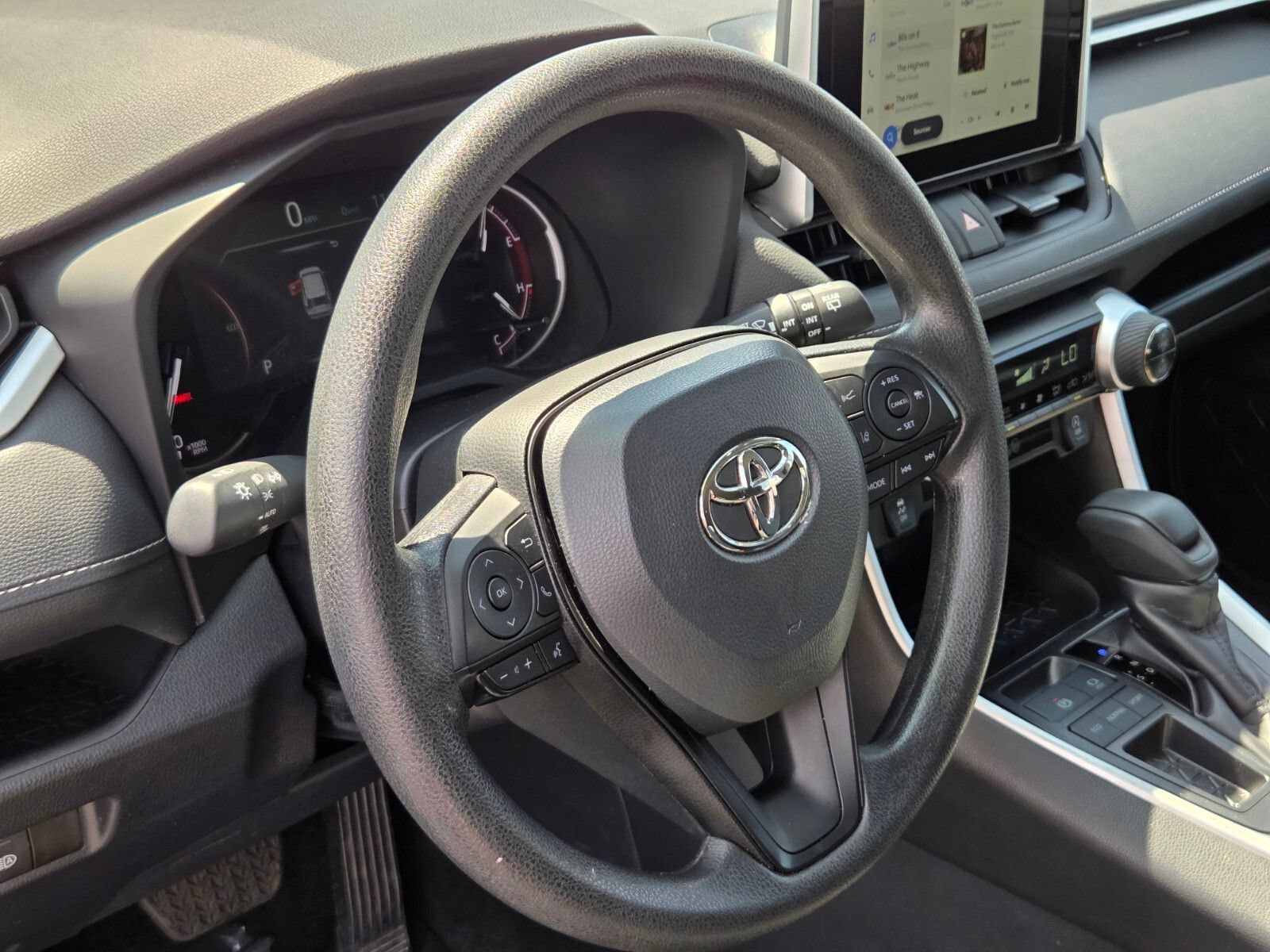 Used 2025 Toyota RAV4 XLE FWD image 18
