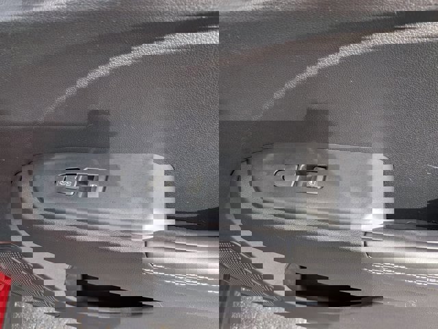 Used 2025 Hyundai Venue Limited image 34