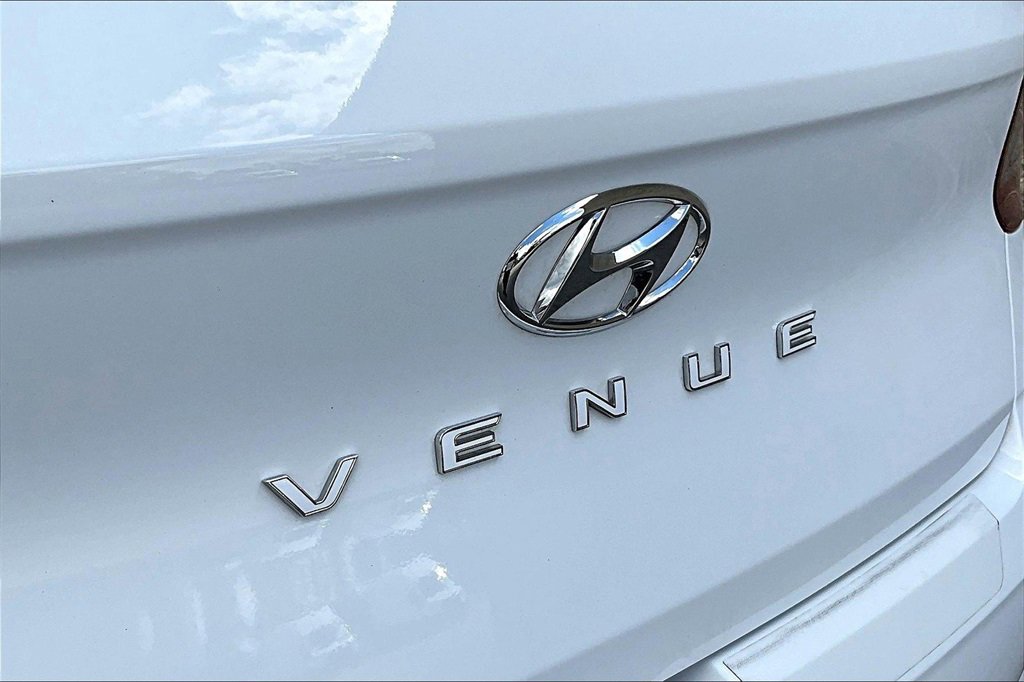 Used 2023 Hyundai Venue Limited image 8