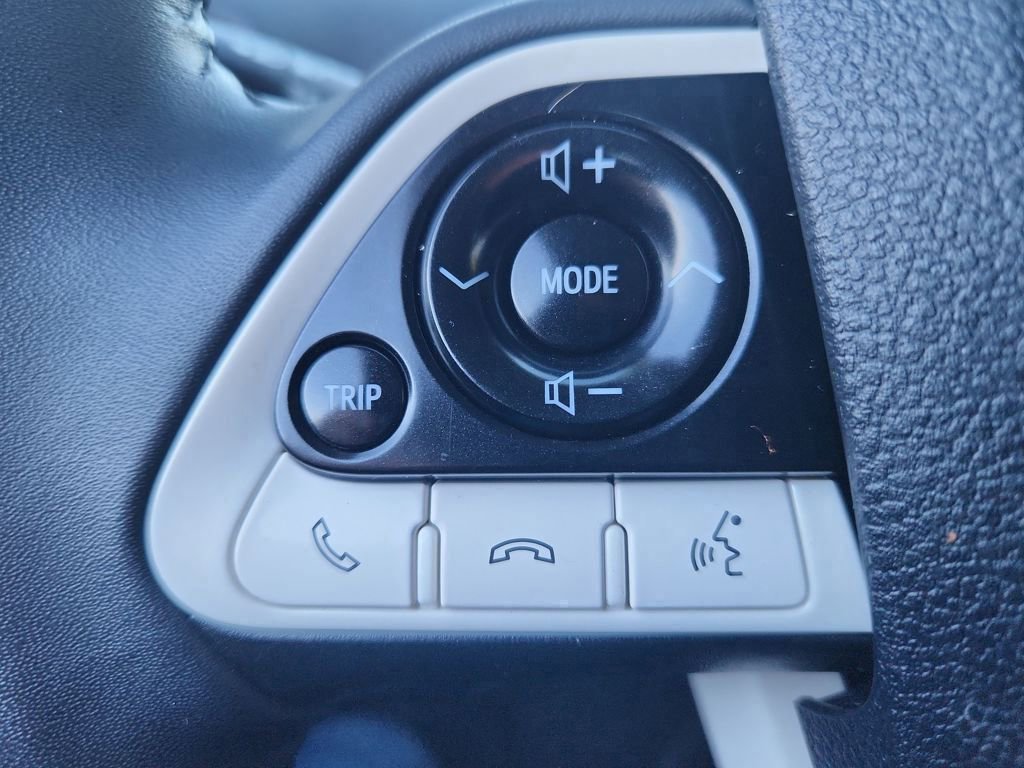 Used 2017 Toyota Prius Prime Premium image 32