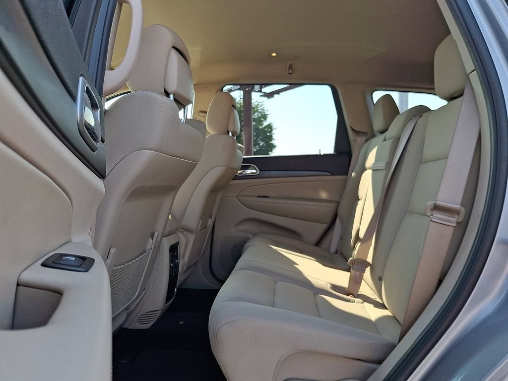 Used 2019 Jeep Grand Cherokee Laredo AWD/4WD image 10