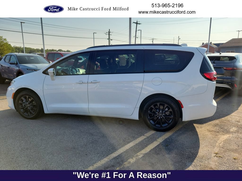 Used 2021 Chrysler Pacifica Touring w/ S Appearance Package FWD image 2