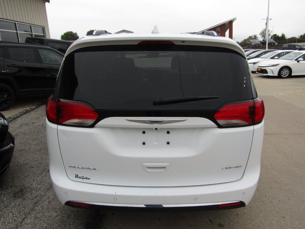 Used 2019 Chrysler Pacifica Limited w/ Tire & Wheel Group FWD image 4