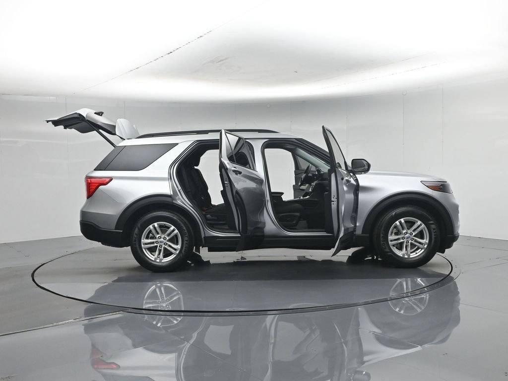 Certified 2023 Ford Explorer XLT RWD image 5