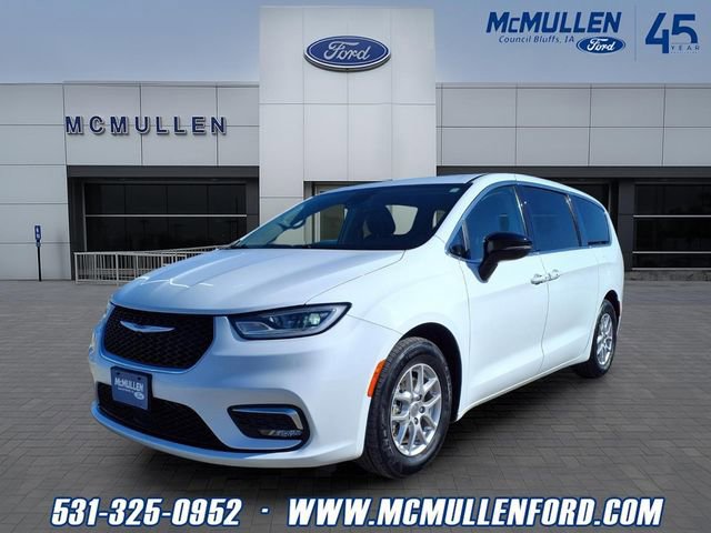 Used 2024 Chrysler Pacifica Touring-L FWD image 6