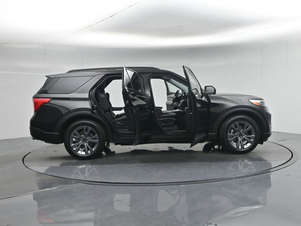 Certified 2022 Ford Explorer XLT w/ Equipment Group 202A RWD image 5