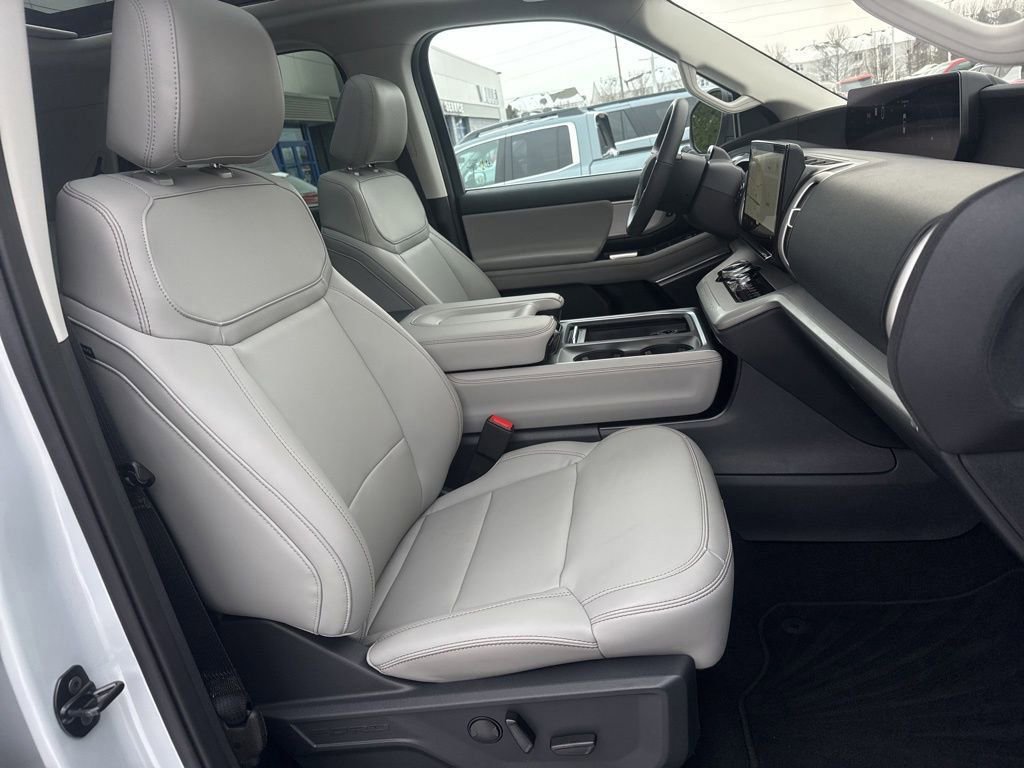 Certified 2025 Ford Expedition Active image 37