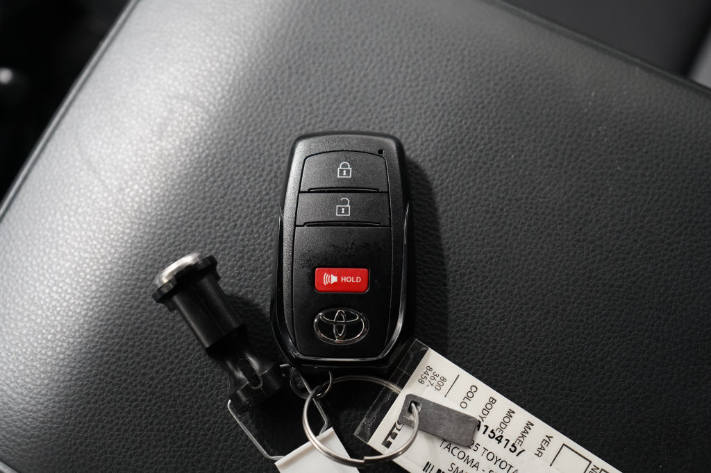 Used 2025 Toyota Tacoma SR5 AWD/4WD image 27
