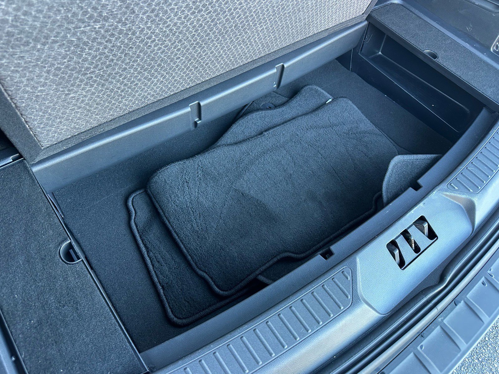 Certified 2025 Ford Explorer Platinum w/ LUX Leather Package image 29