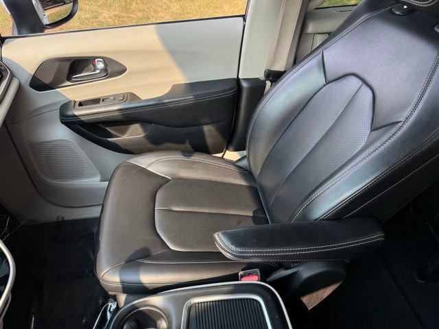 Used 2023 Chrysler Pacifica Touring-L FWD image 26