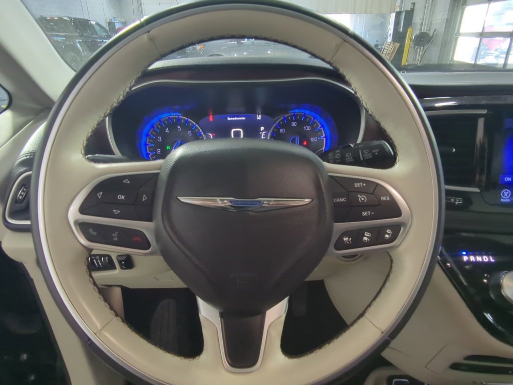 Used 2017 Chrysler Pacifica Limited image 19