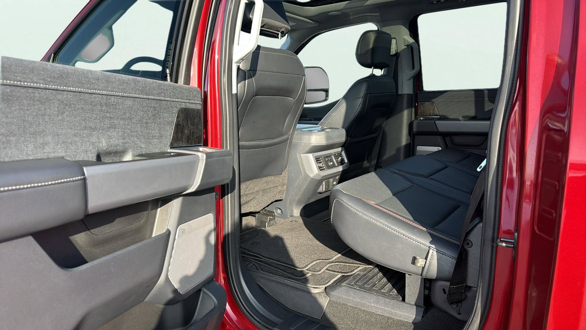 Certified 2024 Ford F250 Lariat w/ Lariat Ultimate Package image 23