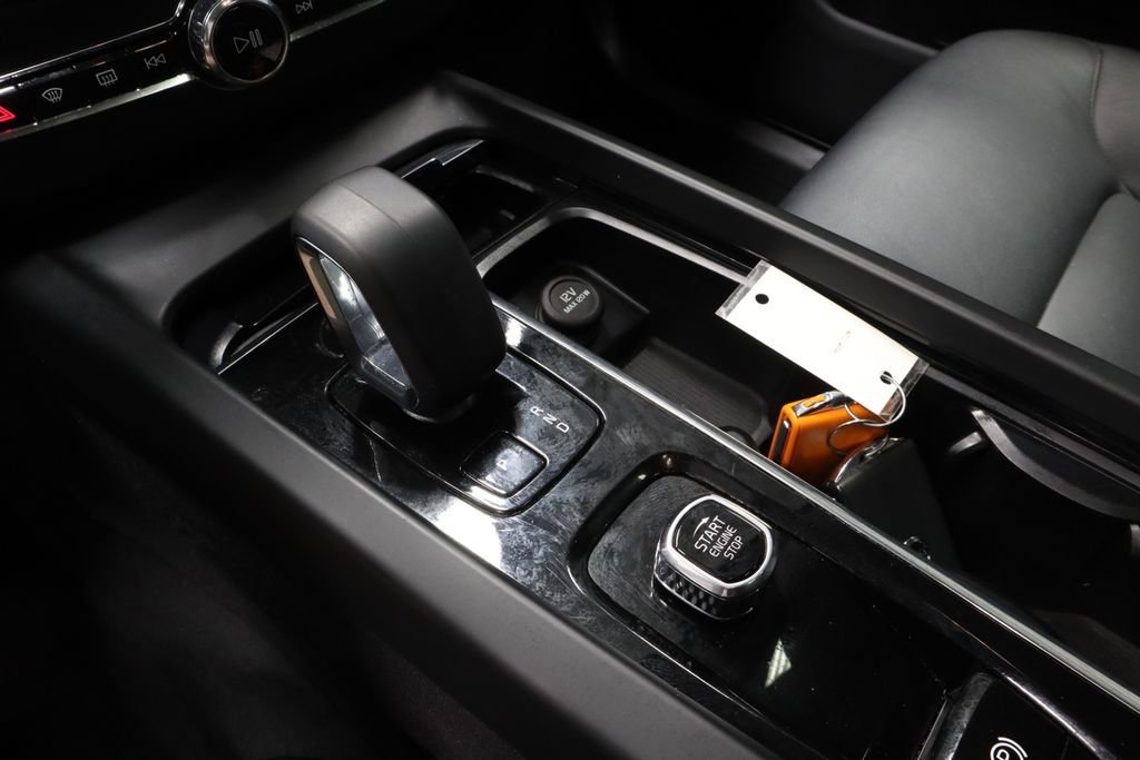 Used 2024 Volvo XC60 T8 Core AWD/4WD image 31